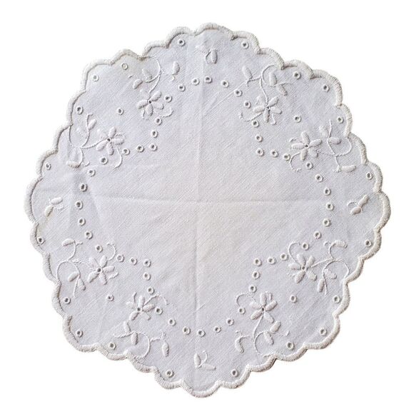 Vintage Lot 3 Round Linen Plate Doilies White Embroidery Floral Daisy - Picture 3 of 7